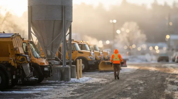Betriebshof in Gröbenzell für Schnee und Eis gerüstet — Mit einem neuen Schüttgutsilo hat sich der gemeindliche Betriebshof in Gröbenzell auf den Winter vorbereitet. Das neue Silo bietet Platz für 100 Kubikmeter Streusalz und ersetzt ein älteres H...