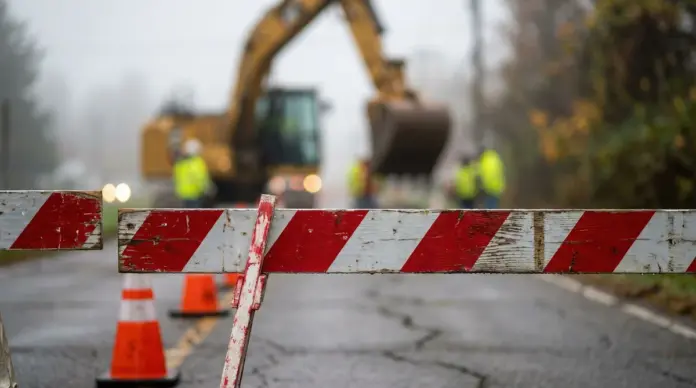 Moosstraße in Puchheim bis 25. März vollständig gesperrt — Wegen Bauarbeiten ist die Moosstraße in Puchheim seit Freitag, 13. März 2026, abschnittsweise voll gesperrt. Betroffen ist der Bereich zwischen Gröbenzeller Straße und Moosstraße 28. | Que...