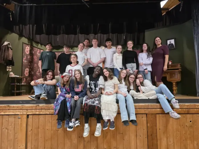 Schüler der Theater-AG spielen eine humorvolle Szene aus der Geistervilla auf der Bühne in Überacker.