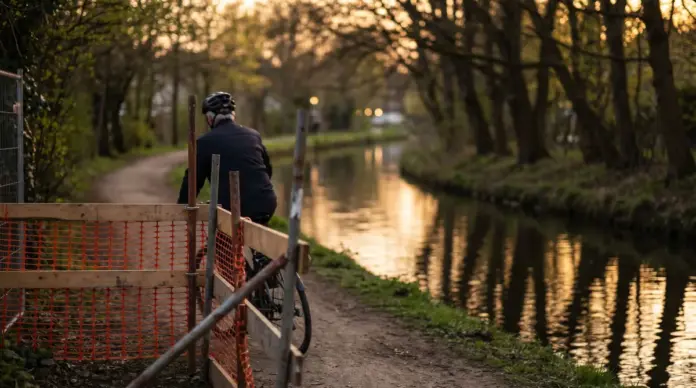 Ammer-Amper-Weg in Olching wird für Sanierungsarbeiten gesperrt — Der Spazierweg südlich des Mühlbachs zwischen Isarweg und Schillersteg ist vom 20. bis voraussichtlich 26. April 2026 komplett gesperrt. Fußgänger und Radfahrer sollen eine Umleitun...