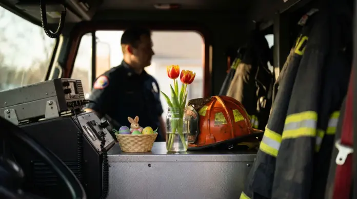 Freiwillige Feuerwehr Fürstenfeldbruck sendet Ostergruß — Die Freiwillige Feuerwehr Fürstenfeldbruck wünscht zu den Feiertagen frohe Ostern. Im Mannschaftsraum ihres HLF sorgte ein kleines Osterarrangement mit Helm und Tulpen für einen besonderen ...