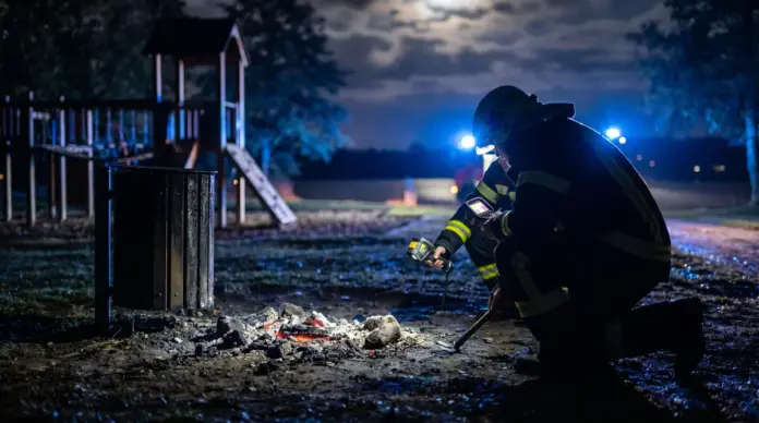 Nächtlicher Brandeinsatz am Olchinger See schnell beendet — Am Montagabend rückten die Feuerwehren Olching und Geiselbullach zum Olchinger See aus. Dort mussten eine brennende Mülltonne und ein nicht vollständig gelöschtes Lagerfeuer abgelöscht we...