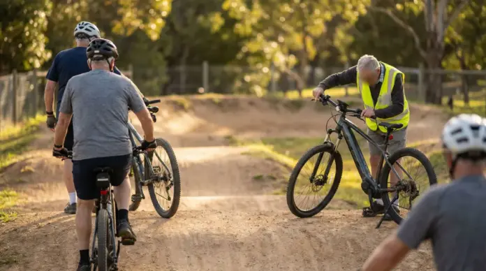 Sicherheitstraining für Seniorinnen und Senioren mit E-Bike und Pedelec — Der Seniorenbeirat der Stadt Fürstenfeldbruck bietet am 10. Juni wieder ein kostenloses Sicherheitstraining für E-Bike- und Pedelec-Fahrende an. Geübt wird auf dem Gelände d...