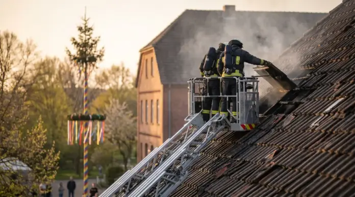 Dachstuhlbrand in Olching unterbricht Maibaumaufstellung — Während der Maibaumaufstellung am 1. Mai ist die Feuerwehr Olching zu einem Dachstuhlbrand in einem Mehrfamilienhaus alarmiert worden. Mehr als 60 Einsatzkräfte waren bei den aufwendigen L...