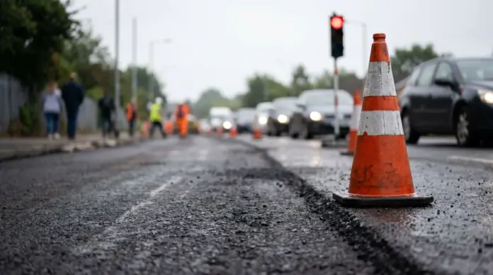 Allacher Straße in Olching wird abschnittsweise saniert — In Olching wird die Fahrbahndecke der Allacher Straße zwischen den Hausnummern 59 und 105 erneuert. Vom 29. Juni bis voraussichtlich 6. Juli 2026 kommt es deshalb zu halbseitigen Sperrungen...