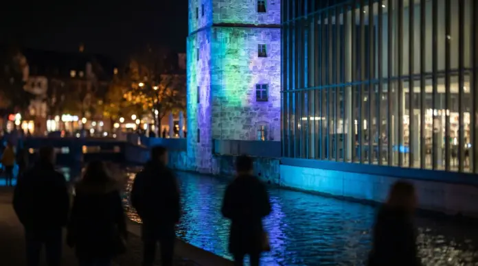 Lichtinstallation macht das Kreativquartier zur nächtlichen Landmarke — Zur Brucker Kulturnacht am 27. Juni wird das Kreativquartier hinter der Stadtbibliothek in der Aumühle am Abend besonders beleuchtet. Die Installation „LICHTMÜHLE“ setzt das h...