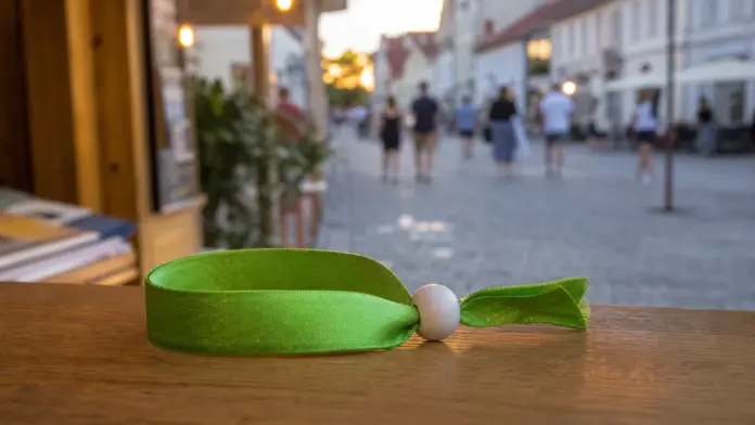 Altstadtfest in Fürstenfeldbruck: Innenstadt wird drei Tage zum Treffpunkt — Von Freitag, 24. Juli, bis Sonntag, 26. Juli, feiert Fürstenfeldbruck wieder sein Altstadtfest. Besucherinnen und Besucher müssen sich auf Straßensperrungen und Änderunge...