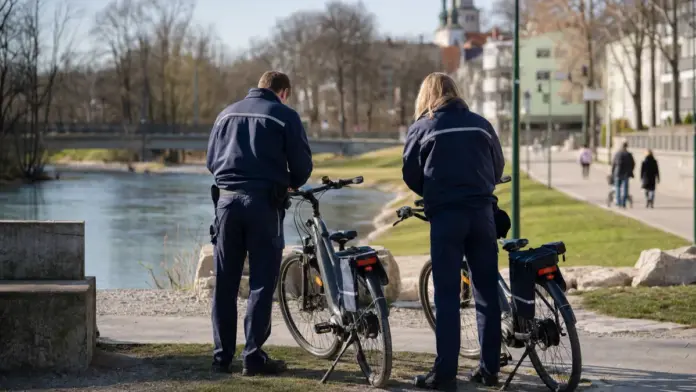 Brucker Sicherheitswacht zieht positive erste Bilanz — Seit knapp zwei Monaten ist die Sicherheitswacht in Fürstenfeldbruck unterwegs. Die Polizei bewertet die ersten Wochen positiv, auch aus der Bevölkerung gibt es viel Zuspruch. | Quelle: Stadt ...