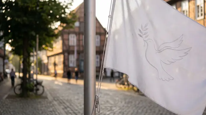 Fürstenfeldbruck hisst Flagge für nukleare Abrüstung — Zum Flaggentag der Mayors for Peace setzt die Stadt Fürstenfeldbruck am 8. Juli erneut ein Zeichen gegen Atomwaffen. An der Hauptstraße in der Nähe des Rathauses wird die Flagge mit der Friede...
