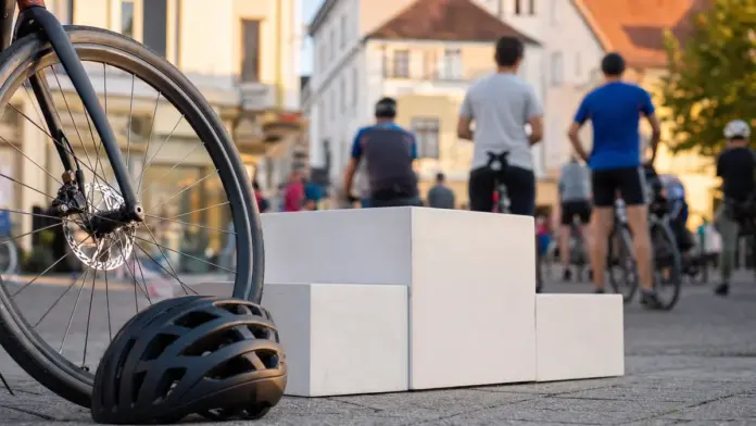 Fürstenfeldbruck stellt beim Stadtradeln neuen Rekord auf — Beim STADTRADELN 2026 haben 933 aktive Radelnde in Fürstenfeldbruck insgesamt 203.589 Kilometer gesammelt. Die erfolgreichsten Teams wurden beim Brucker Altstadtfest ausgezeichnet. | Quel...