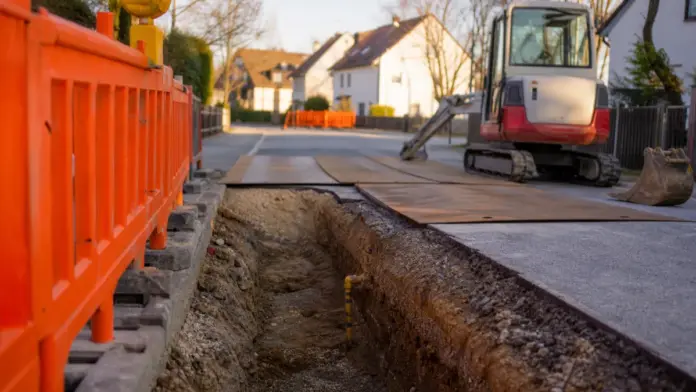 Gasleitungsarbeiten am Kapellenweg dauern voraussichtlich bis 9. August — Die Baustelle im Bereich Leitenfeldweg/Kapellenweg in Emmering bleibt länger bestehen als zunächst vorgesehen. Nach Auskunft des Bauleiters sollen die Arbeiten an der Gaslei...