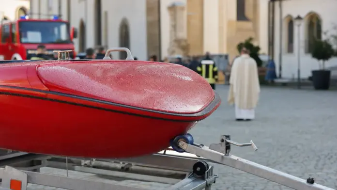 Neue Fahrzeuge der Fürstenfeldbrucker Feuerwehr gesegnet — In der Klosterkirche Fürstenfeld hat Pfarrer Gäng neue Fahrzeuge und Einsatzgeräte der Freiwilligen Feuerwehr Fürstenfeldbruck gesegnet. Dazu gehörten unter anderem ein HLF, ein Teleskopla...