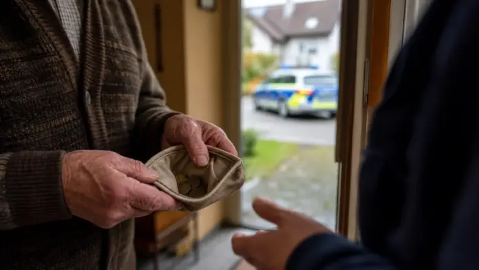77-Jähriger in Geltendorf von falschem Polizeibeamten verletzt — Ein 77-Jähriger aus Geltendorf ist nach einem Betrugsanruf bei der Übergabe von Bargeld und Goldmünzen verletzt worden. Die Kriminalpolizei Fürstenfeldbruck ermittelt und bittet um H...