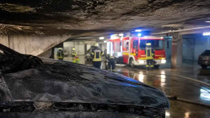 Brand in Tiefgarage einer Tagesklinik verursacht hohen Schaden — In Berg-Kempfenhausen sind bei einem Brand in der Tiefgarage einer Tagesklinik 13 Autos beschädigt worden. Der Schaden wird auf rund 1,5 Millionen Euro geschätzt. | Quelle: Polizei P...