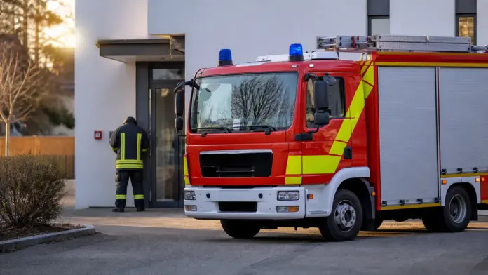 Brandmeldeanlage in Puchheim löst Feuerwehreinsatz aus — Die Freiwillige Feuerwehr Puchheim-Bahnhof ist am Dienstagmorgen zu einer ausgelösten Brandmeldeanlage alarmiert worden. Neben zwei Fahrzeugen aus Puchheim-Bahnhof waren weitere Einheiten ei...
