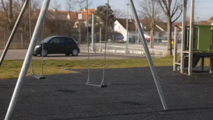 Exhibitionist an Spielplatz in Puchheim: Kripo sucht Zeugen — Ein bislang unbekannter Mann soll sich am Sonntag an einem Kinderspielplatz an der Kennedystraße in Puchheim vor einer Mutter und ihrem Kind in schamverletzender Weise gezeigt haben. Di...