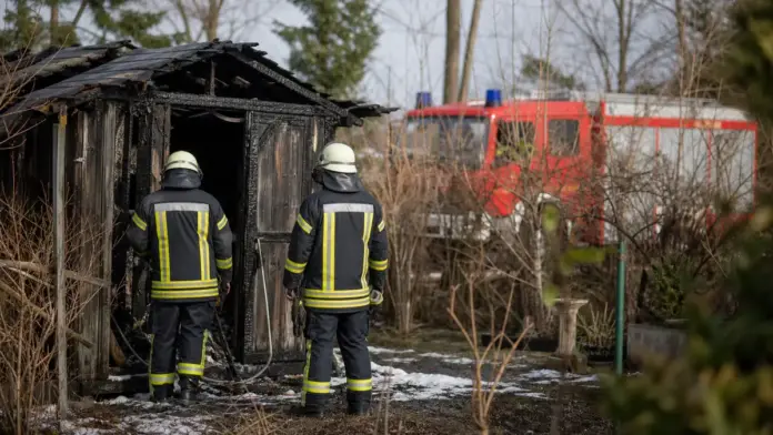Gartenhütte in Markt Indersdorf brennt – Kripo Fürstenfeldbruck ermittelt — In einer Kleingartenanlage im Markt Indersdorfer Ortsteil Wöhr ist am Donnerstag eine Freizeithütte in Brand geraten. Verletzt wurde niemand, die Kriminalpolizei Fürstenfe...