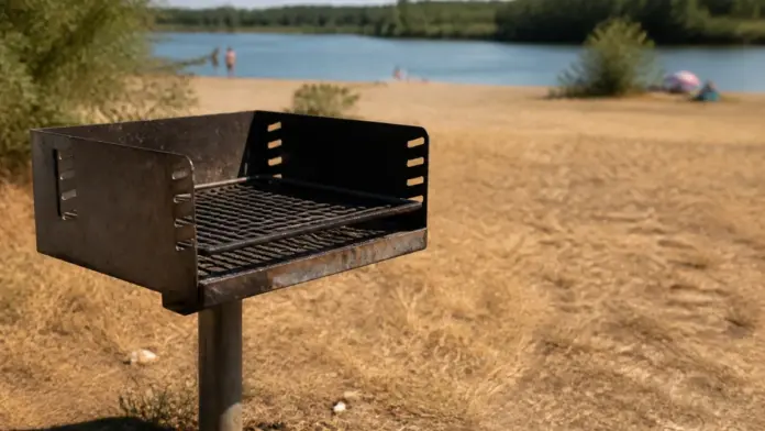 Landratsamt erlässt Grillverbot am Mammendorfer See — Wegen anhaltender Trockenheit und hoher Brandgefahr sind Feuerstellen und Grillgeräte im Erholungsgebiet Mammendorfer See bis auf Weiteres verboten. | Quelle: Landratsamt Fürstenfeldbruck
