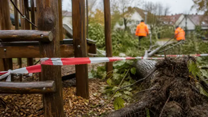 Spielplatz am Drachenweg bleibt nach Gewittern gesperrt — Auf dem Spielplatz am Drachenweg in Fürstenfeldbruck sind nach den jüngsten Gewittern mehrere Bäume umgestürzt. Bis die Aufräumarbeiten abgeschlossen sind, kann die Anlage nicht genutzt wer...