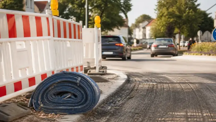 Staatsstraße 2069 in Eichenau wird saniert: Gewerbegebiet zeitweise nur von Norden erreichbar — Auf der Staatsstraße 2069 in Eichenau stehen ab Ende August Bauarbeiten an. Das Gewerbegebiet an der Holzkirchner Straße ist deshalb voraussichtlich bi...