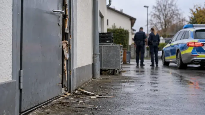 Einbruch in Bäckereifiliale in Germering — Unbekannte sind in der Nacht von Sonntag auf Montag in eine Bäckereifiliale in der Unteren Bahnhofstraße in Germering eingebrochen. Die Kriminalpolizei Fürstenfeldbruck bittet um Hinweise. | Quelle: Poliz...