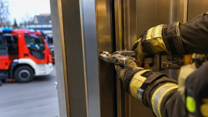 Feuerwehr Puchheim-Bahnhof öffnet Aufzug bei akuter Rettungslage — Die Freiwillige Feuerwehr Puchheim-Bahnhof wurde am 3. September zu einer technischen Hilfeleistung alarmiert. Gemeldet war eine akute Rettungslage in einem Aufzug. | Quelle: Freiw...