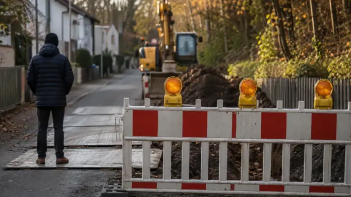 Holzstraße wird wegen Hangsicherungsarbeiten voll gesperrt — Von Montag, 21. September, bis Freitag, 16. Oktober, kommt es im Bereich der Schöngeisinger Straße 108 zu Hangsicherungsarbeiten. Die Holzstraße wird dafür voll gesperrt, im unmittelbare...