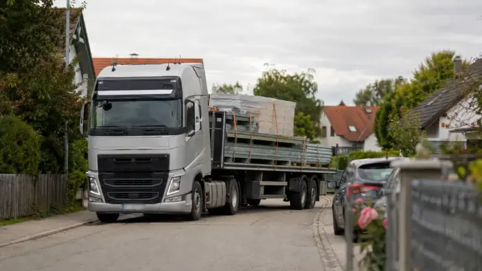 Mehr Lkw-Verkehr an der Tonwerkstraße wegen Bauarbeiten am Solarpark — Wegen der Errichtung des Solarparks Fürstenfeldbruck-Emmering müssen Anwohnerinnen und Anwohner im Bereich der Tonwerkstraße ab 8. September mit mehr Baustellenverkehr rechnen....