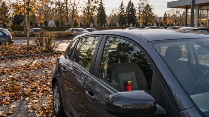 Allerheiligen in Gröbenzell: Edeka-Parkplatz steht Friedhofsbesuchern offen — Zum Allerheiligentag am 1. November 2026 rechnet die Gemeinde Gröbenzell wieder mit vielen Besucherinnen und Besuchern am Gemeindefriedhof an der Friedenstraße. Als Entl...