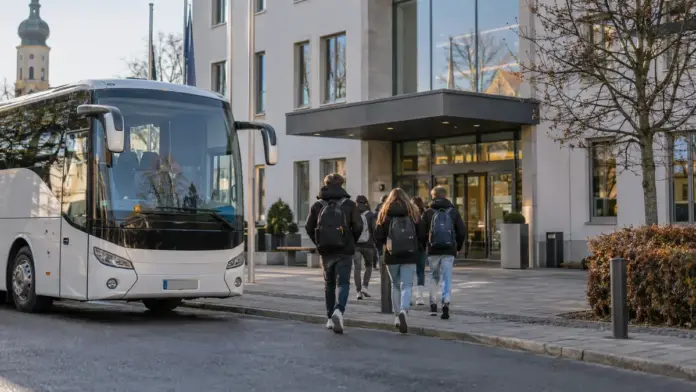 Azubi-Bustour startet im Fürstenfeldbrucker Rathaus — Die Azubi-Bustour macht am Mittwoch, 18. November, erneut Station in Fürstenfeldbruck. Schülerinnen und Schüler ab der 7. Klasse können im Rathaus Einblicke in die Ausbildung bei der Stadt erha...