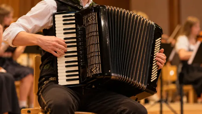 KI-generiertes Symbolbild: Bürgerhauskonzert: Akkordeonklasse der Musikhochschule München zu Gast — Beim 5. Bürgerhauskonzert am Sonntag, 29. November, präsentieren Studierende der Musikhochschule München ihr Können. Der Eintritt ist frei. | Quelle: Stadt Emmering