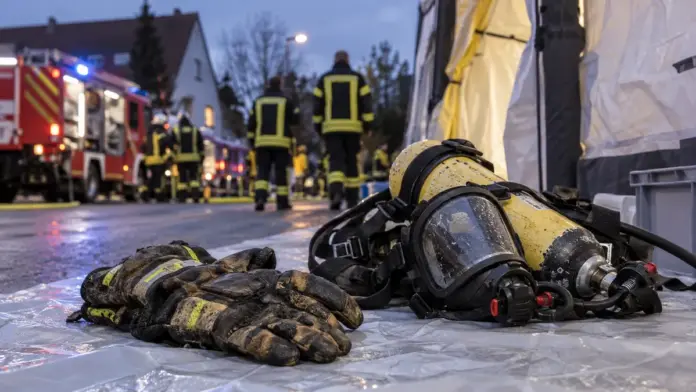 Feuerwehr Fürstenfeldbruck übt Selbstschutz und Einsatzhygiene — Die Freiwillige Feuerwehr Fürstenfeldbruck hat bei ihrem Übungsabend den sicheren Umgang mit kontaminierter Einsatzkleidung trainiert. Im Mittelpunkt standen Abläufe nach Brandeinsät...