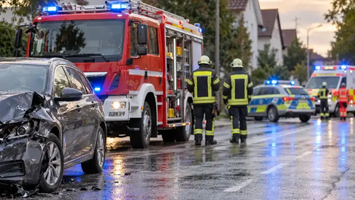 Feuerwehr Puchheim-Bahnhof zu Verkehrsunfall mit Pkw alarmiert — Die Freiwillige Feuerwehr Puchheim-Bahnhof ist am 5. Oktober zu einer Technischen Hilfeleistung ausgerückt. Gemeldet war ein Verkehrsunfall mit einem Pkw. | Quelle: Freiwillige Feuer...