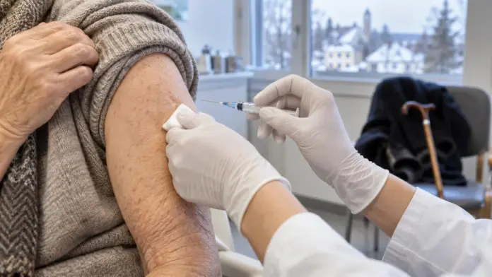 Gesundheitsamt ruft zu rechtzeitigen Impfungen gegen Atemwegserkrankungen auf — Das Gesundheitsamt Fürstenfeldbruck unterstützt die Kampagne „Zusammen geschützt“ von BIÖG und RKI. Besonders gefährdete Gruppen sollen sich rechtzeitig gegen Pneumoko...