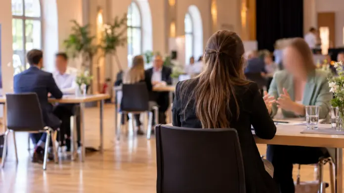 KI-generiertes Symbolbild: Job-Speed-Dating bringt Unternehmen und Jobsuchende zusammen — Am Mittwoch, 28. Oktober, können Interessierte im Kleinen Saal des Veranstaltungsforums Fürstenfeld direkt mit regionalen Arbeitgebern ins Gespräch kommen. Die Teilnahme ist kostenlos,...