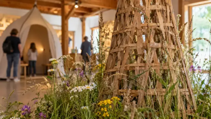 KI-generiertes Symbolbild: Sonderausstellung am Jexhof noch bis Ende November geöffnet — Die Dauerausstellung des Bauernhofmuseums Jexhof schließt nach den Herbstferien ab 9. November bis zum Frühjahr 2027. Die Sonderausstellung „Land.schafft.Klang“ bleibt im Eingangsgebäud...
